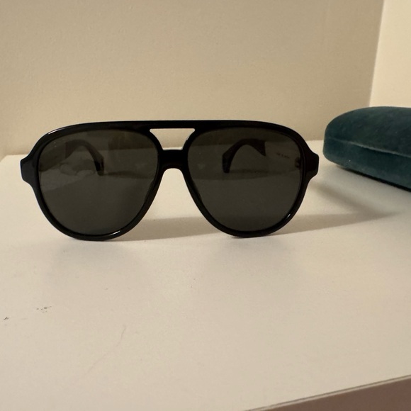 Gucci Black and Cream Sunglasses with Red & green Gucci logo detail AUTHENTIC - Picture 3 of 15